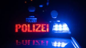 Vorfall in Stuttgart-Bad-Cannstatt: 10.000 Euro Sachschaden nach Unfall mit Streifenwagen –  Zeugen gesucht